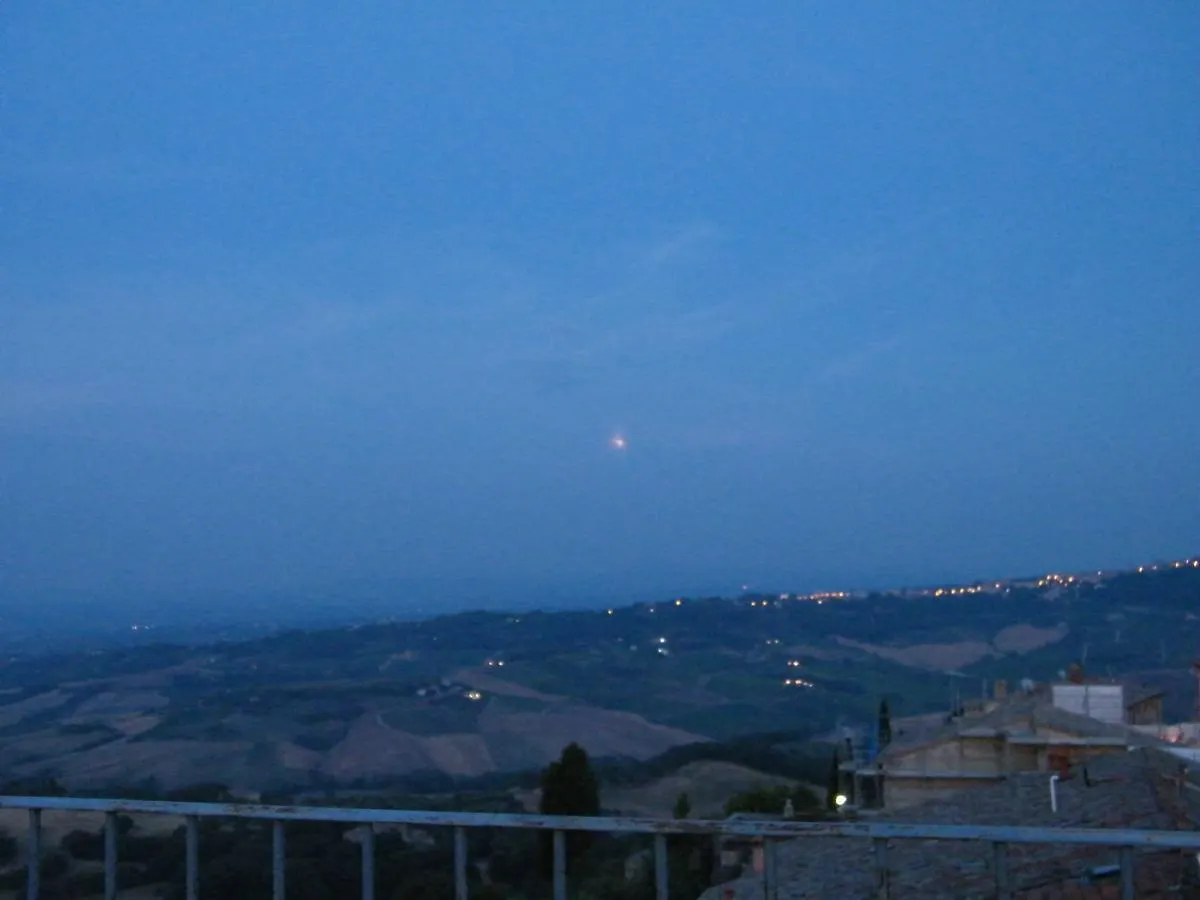 B&B Il Glicine Montefollonico Bed & Breakfast